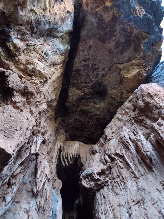 Cavernous rockholes